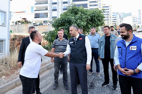 Başkan Toptaş, Hürriyet ve 5 Nisan Mahallesi’ndeki asfalt çalışmalarını inceledi