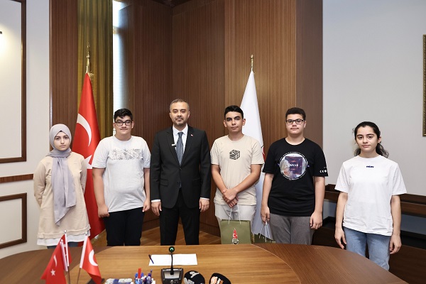 Başkan Toptaş, LGS’de Türkiye birincisi olan 5 öğrenciyi ödüllendirdi