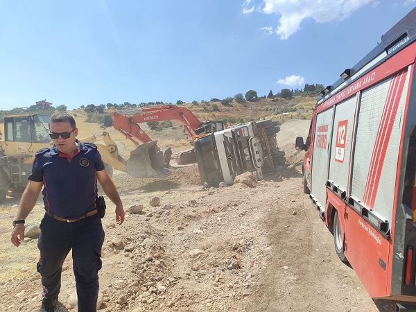 Çağlayancerit’te kamyon devrildi: 1 yaralı