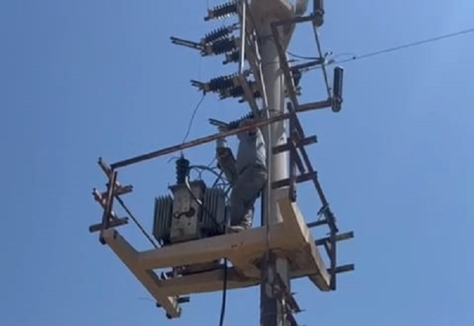 Vinç operatörüyle kavga eden tamirci elektrik direğinde mahsur kald