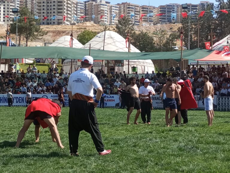 Şahinbey Belediyesi ve TGGF’ndan Şahinbey’de Aşırtmalı Aba Güreşleri