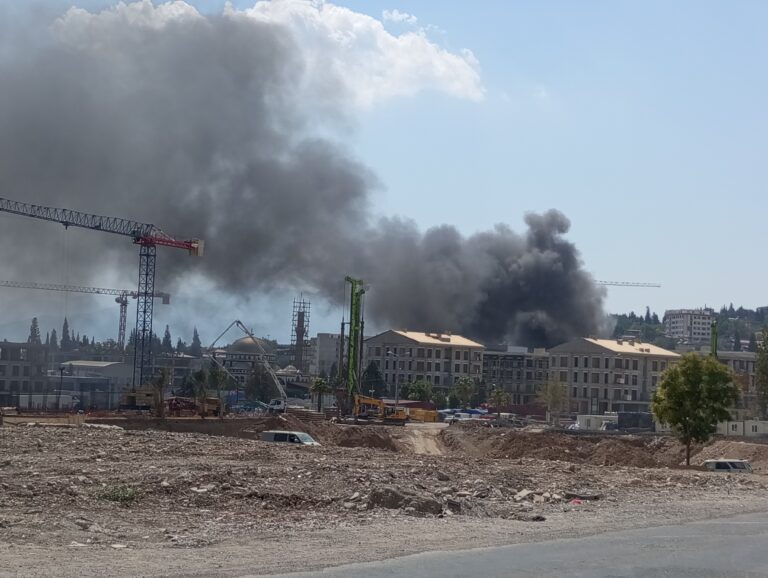 Konut inşaatındaki yangın korkuttu
