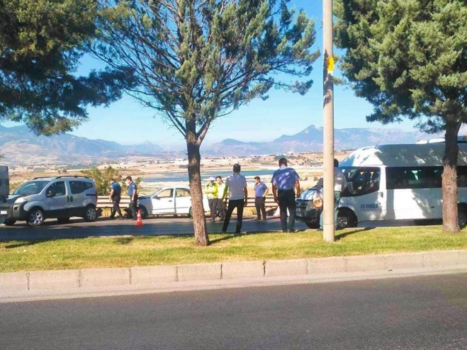 Hem bisiklete hemde duran araca çarptı… 2 ölü!