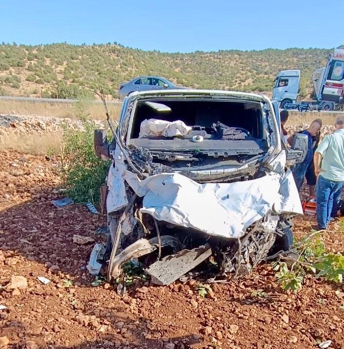 Pazarcık’ta hafif ticari araç tarlaya uçtu