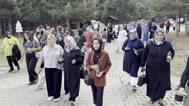 Kadınlar, Büyükşehir’le Başkonuş Yaylası’nda Doğayla buluştu