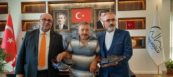 Kahramanmaraşlı ‘ayakkabı profesöründen Başkan Akpınar’a özel ayakkabı