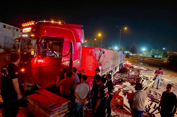 Kahramanmaraş’ta tır mermer atölyesine girdi: 1 yaralı