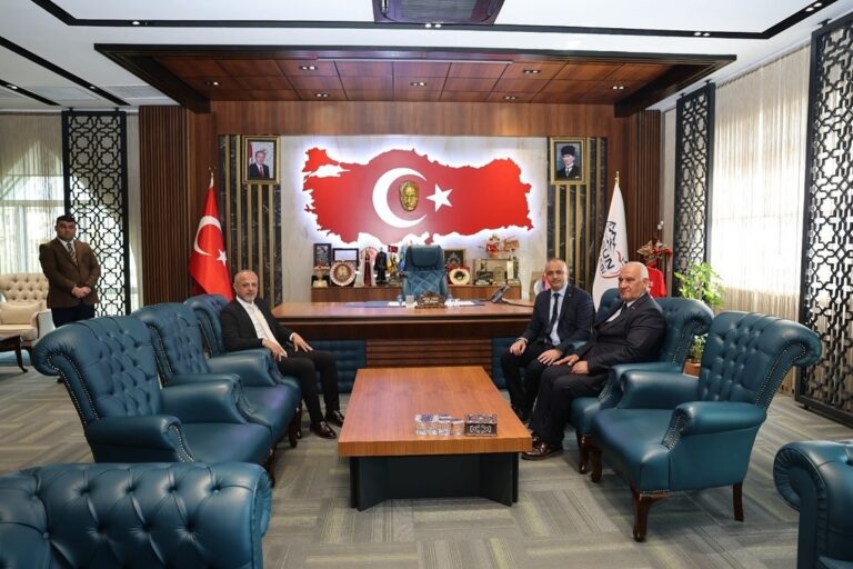 Başkan Gökşen, Göksun Belediye Başkanı Cüce’ye iade-i ziyarette bulundu