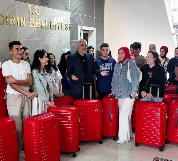 ÜNİVERSİTE’Yİ KAZANAN ÖĞRENCİLERE BAVUL HEDİYE EDİLDİ
