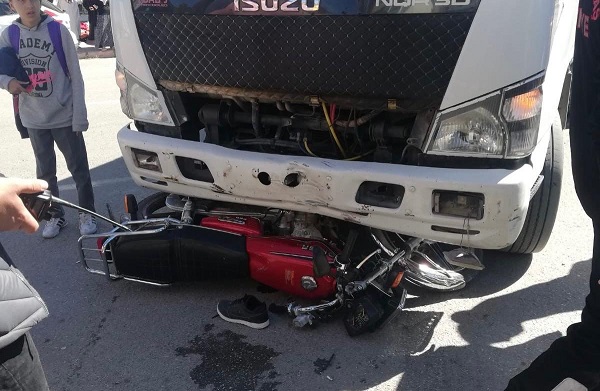Elbistan’da motosiklet kamyonetin altına girdi