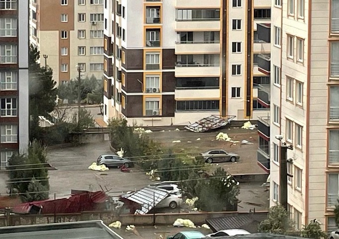 Kahramanmaraş’ta apartman çatısı uçtu 3 aracı ezdi