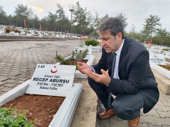 Depremzede Öğretmenden İnanılmaz Azim