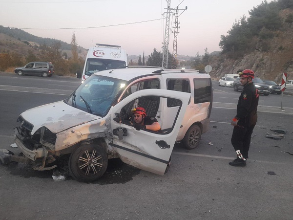 Kahramanmaraş’ta hafif ticari araç ile otomobil çarpıştı: 6 yaralı