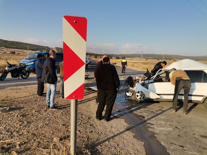 Traktörle Otomobil Çarpıştı: 1 Ölü, 3 Yaralı