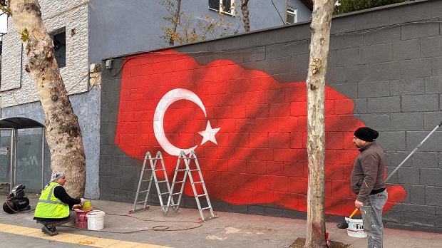 DUVAR YAZILARI YERİNİ TÜRK BAYRAĞINA BIRAKTI