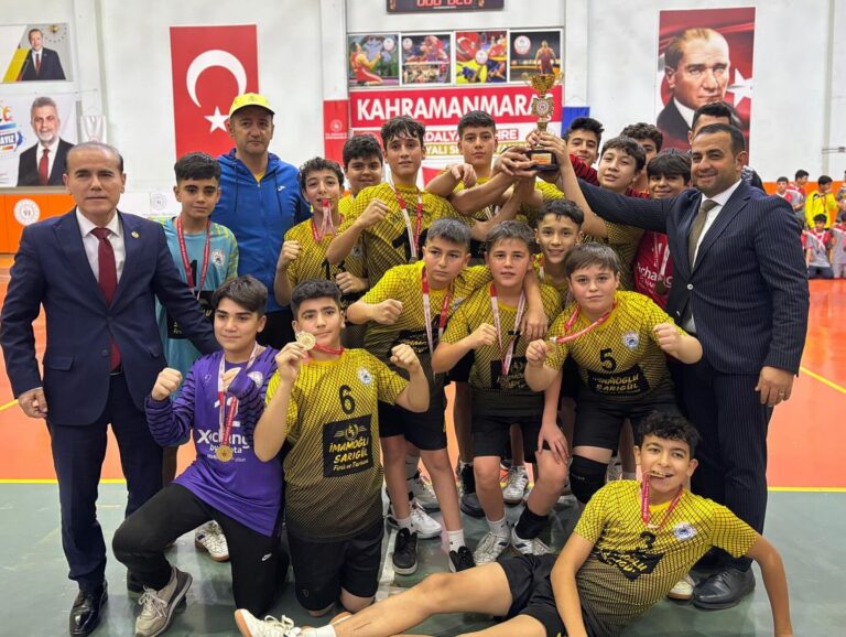 HENTBOLDA ŞAMPİYON ÖKKAŞ GÜMÜŞER ORTAOKULU