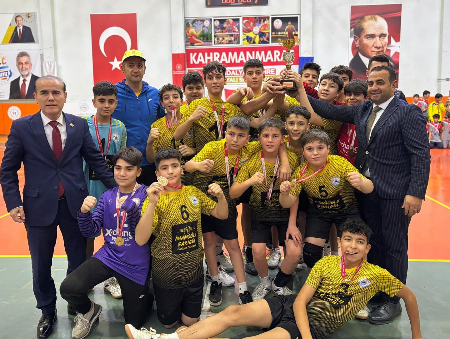 HENTBOLDA ŞAMPİYON ÖKKAŞ GÜMÜŞER ORTAOKULU