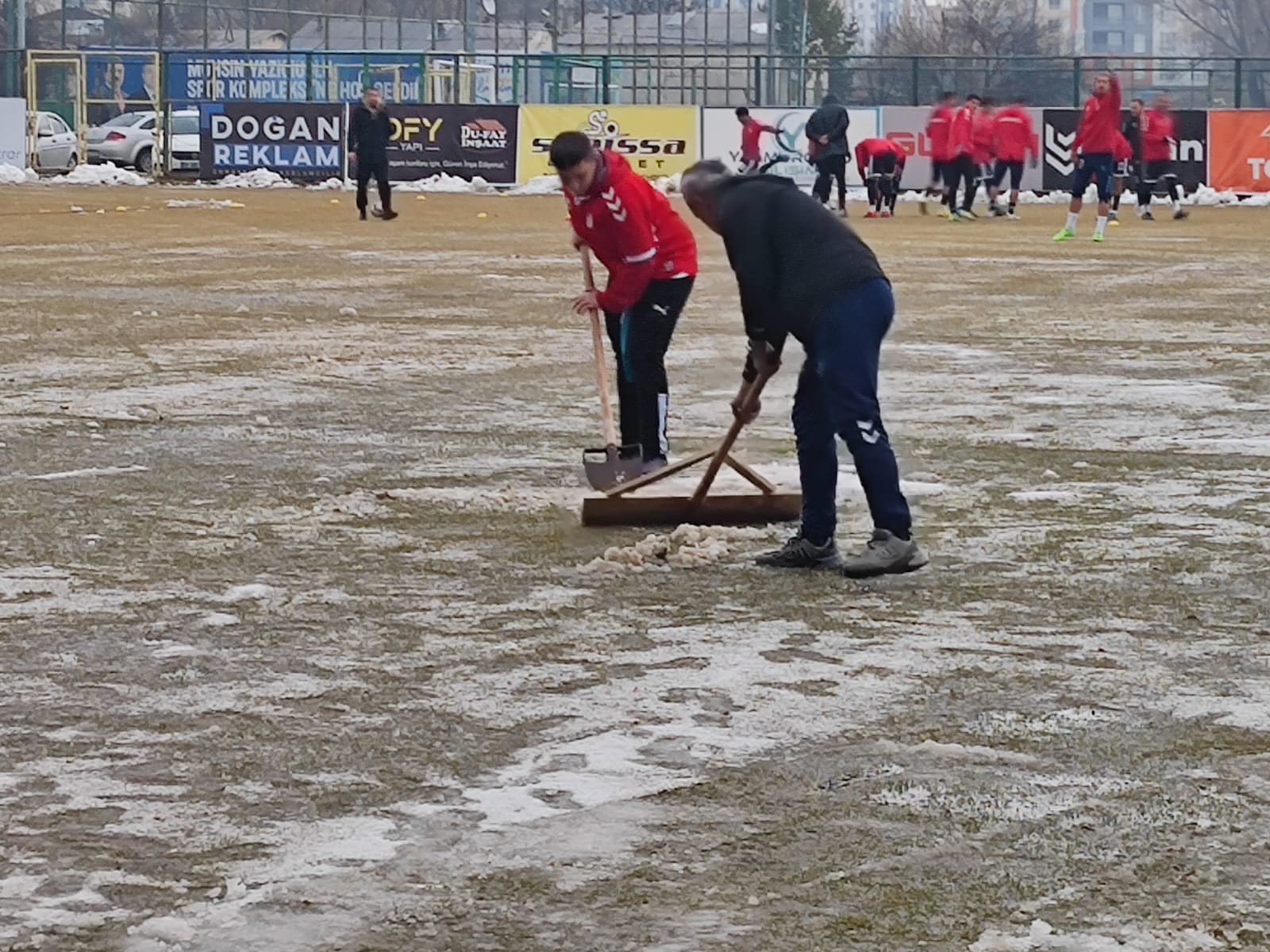 Maç Oynansın diye sahayı temizlemişler