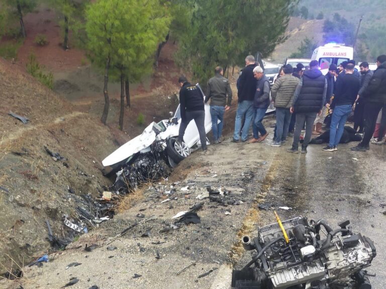 Andırın‘da otomobil ile hafif ticari araç çarpıştı: 2’si çocuk 8 yaralı