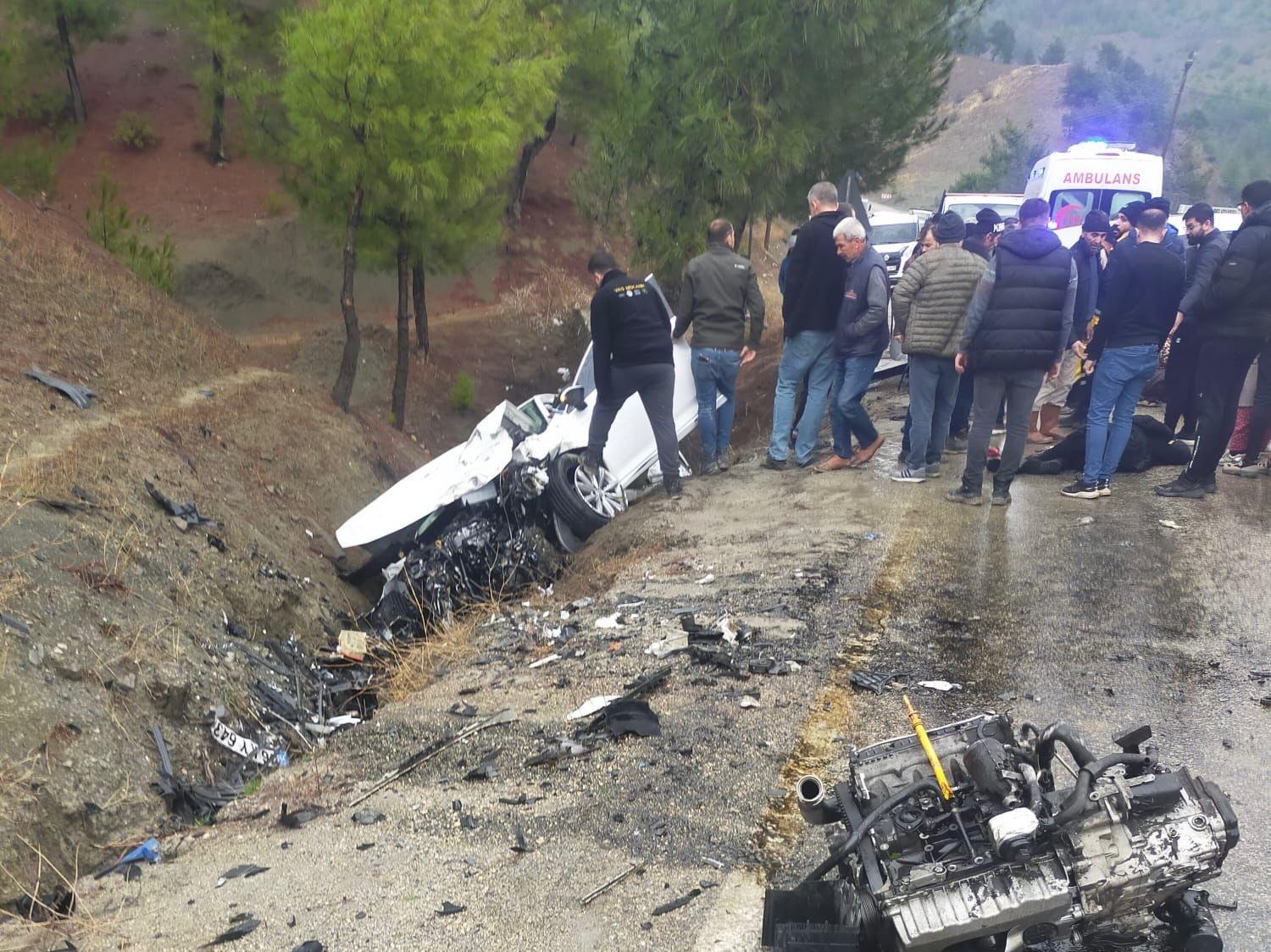 Andırın‘da otomobil ile hafif ticari araç çarpıştı: 2’si çocuk 8 yaralı