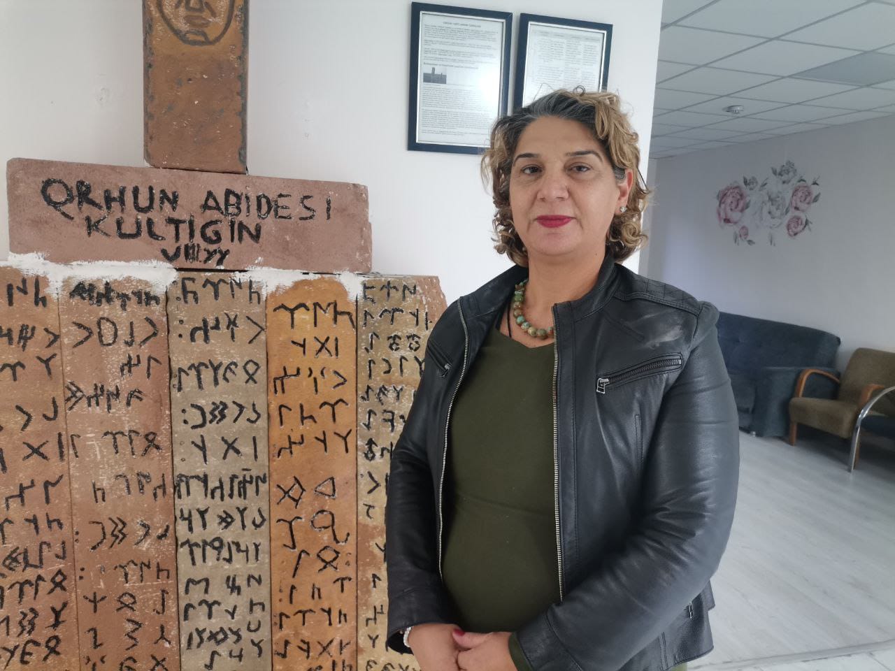 Kahramanmaraş’ta Öğrencilerden Orhun Abideleri Sergisi