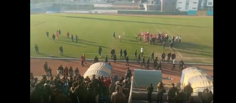 Mağlubiyeti hazmedemediler, saha savaş alanına döndü