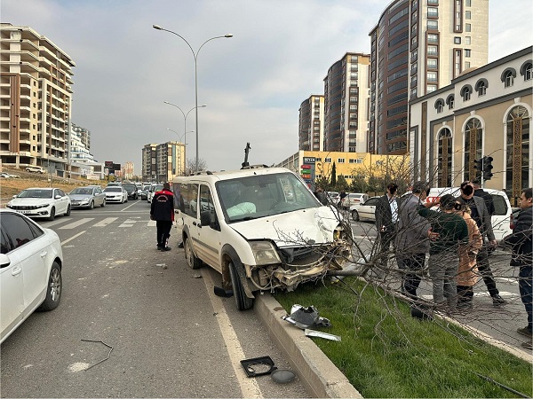 Kahramanmaraş’ta hafif ticari araç aydınlatma direğine çarptı: 1 yaralı