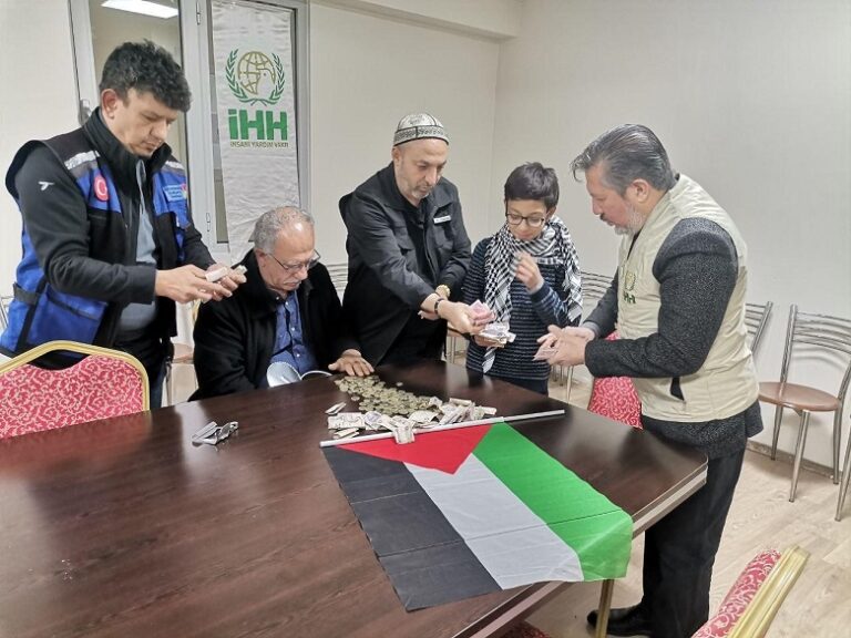 Minik Yüreği ve Dev Kumbarasıyla Gazze’ye Umut Oldu