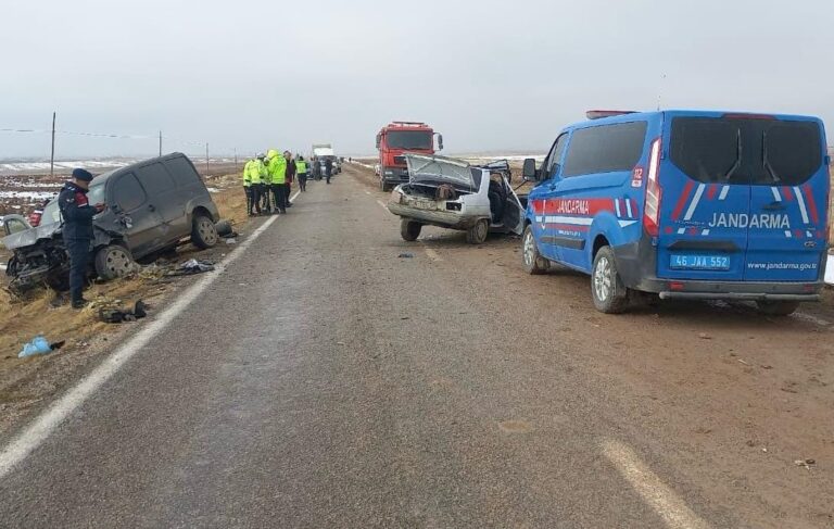 Elbistan’da hafif ticari araç ile otomobil kafa kafaya çarpıştı: 1 ölü 3 yaralı