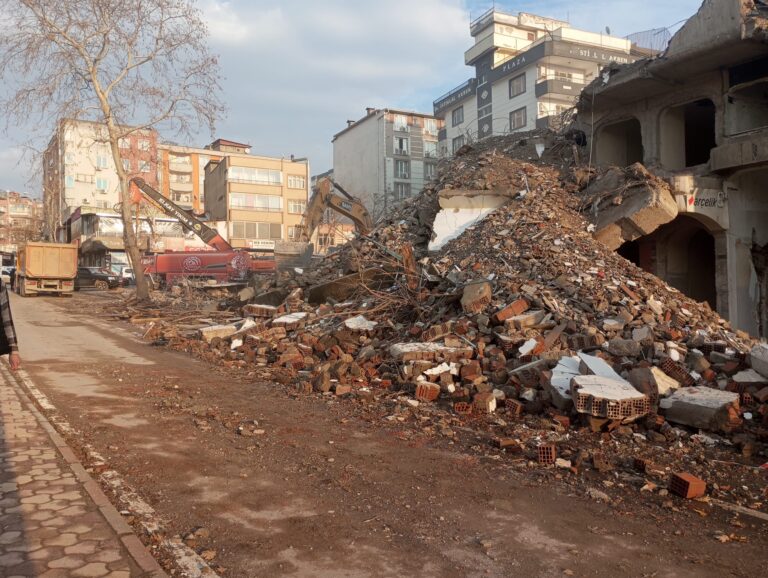 Ağır Hasarlı Binaların Yıkımı Sürüyor