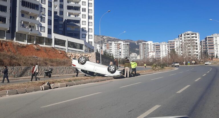 Kahramanmaraş’ta otomobil ters döndü