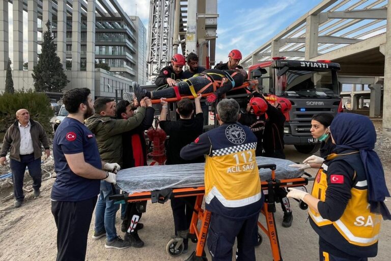 Fabrika inşatından düşen 2 işçi yaralandı