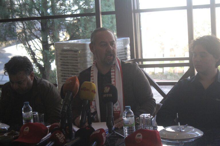 Terliksiz İstifa Etti