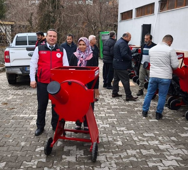 Andırın’da Çiftçilere yem kırma makinesi dağıtıldı