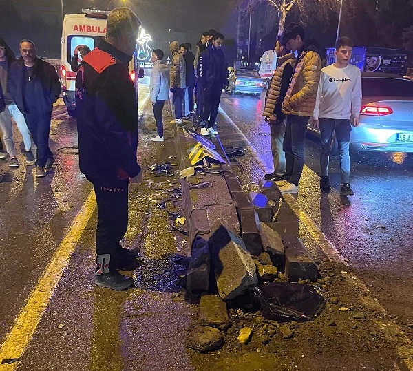 Kahramanmaraş’ta otomobil refüje çarptı: 3 yaralı