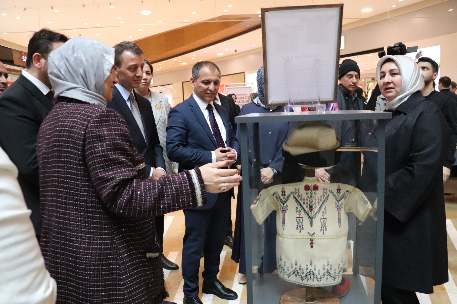 “GELENEKSEL ABADAN MODERN TASARIMLARA” SERGİSİ ZİYARETÇİLERİYLE BULUŞTU