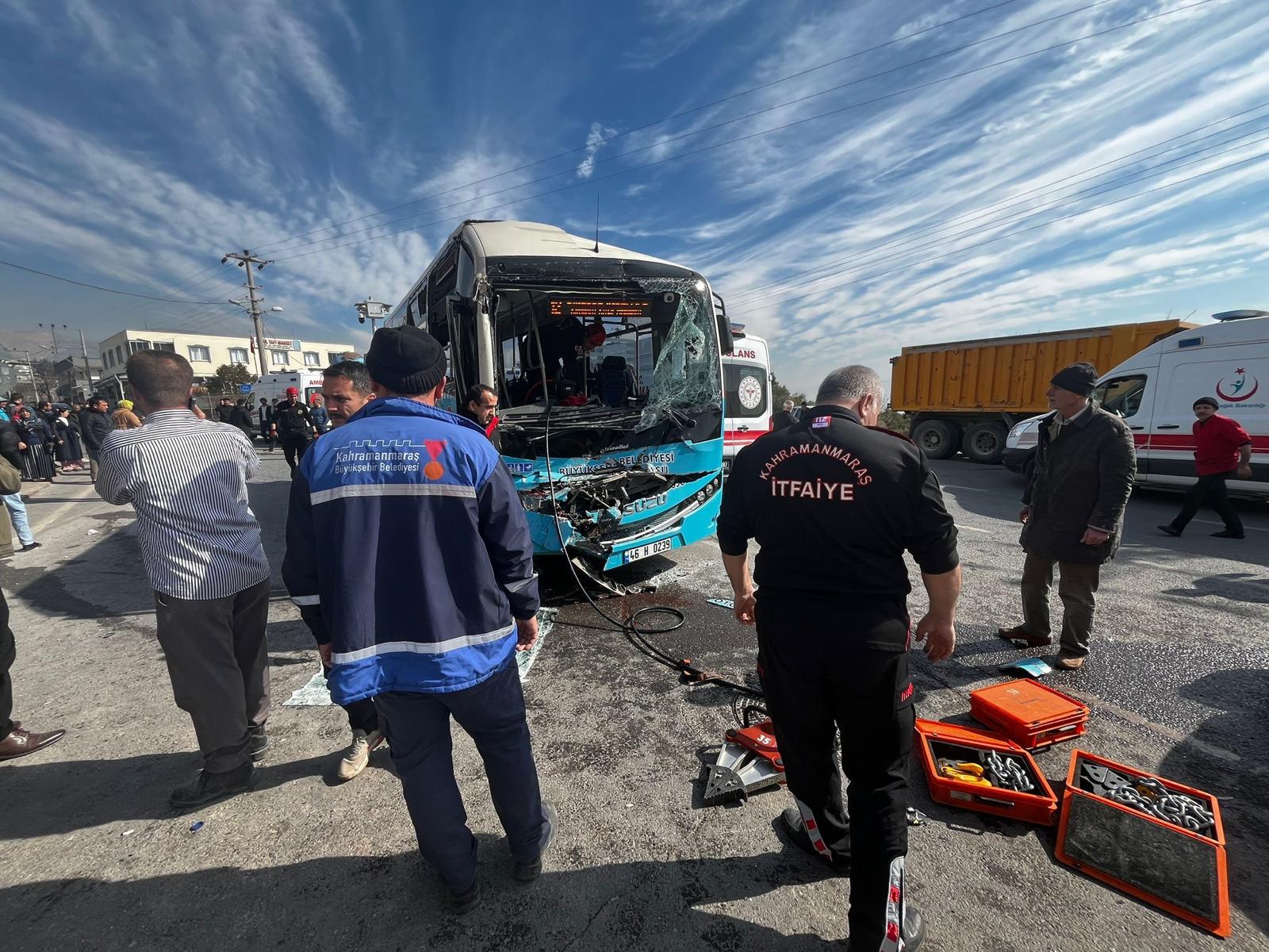 Kahramanmaraş’ta kamyon ile halk otobüsü çarpıştı: 6 yaralı