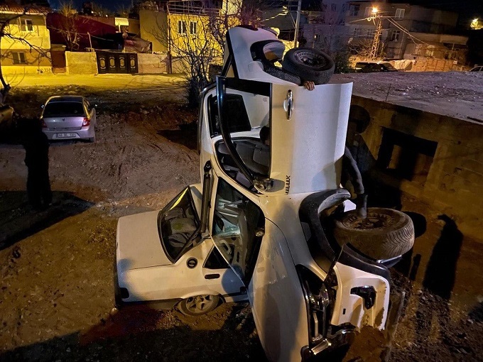 Hafif Ticari Araç Park Halindeki Otomobilin üzerine düştü