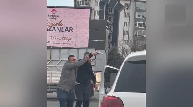 Kahramanmaraş’ta trafikte tartıştığı kişiye silah çekti