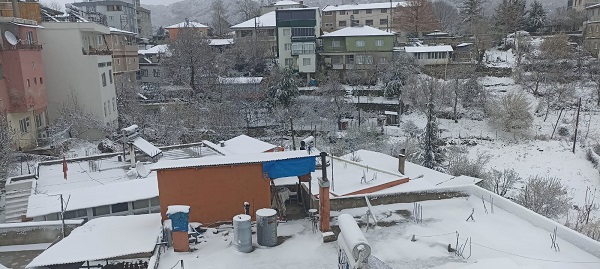 Mart kapıdan baktırdı, kazma kürek yaktırdı