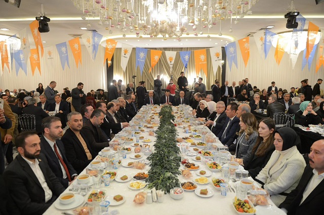 AK PARTİ KAHRAMANMARAŞ İL BAŞKANLIĞI GELENEKSEL VEFA İFTARINI YOĞUN KATILIMLA GERÇEKLEŞTİRDİ