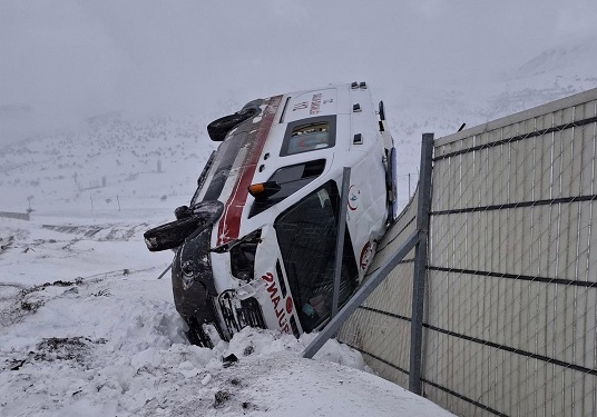 Kahramanmaraş’ta ambulans devrildi: 3 yaralı