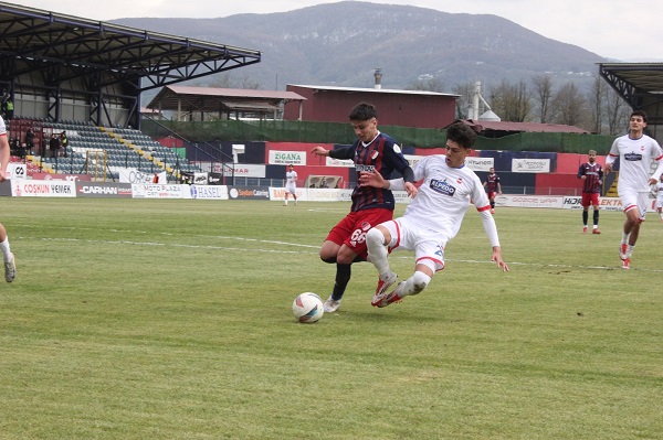 ASLAN’I DÜZCE’DE CAM KESTİ 1-0