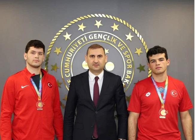 Türkiye Şampiyonu Güreşçiler, İl Müdürü Özdemir’i Ziyaret etti