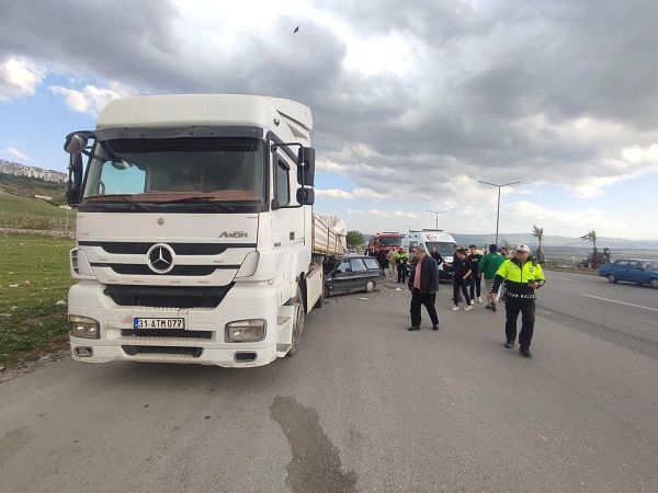 Kahramanmaraş’ta otomobil tırın altına girdi: 1’i ağır 2 yaralı
