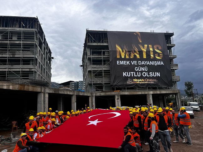 İşçiler, 1 Mayıs’ta Depremzedeler İçin Tatil Yapmadı çalıştı