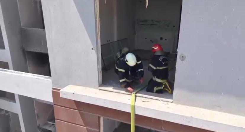Kahramanmaraş’ta ağır hasarlı binada yangın paniği