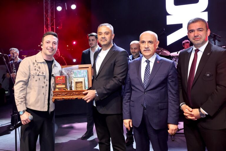 Onikişubat Gençlik Festivali’nin ilk konserinde Oğuzhan Koç sahne aldı