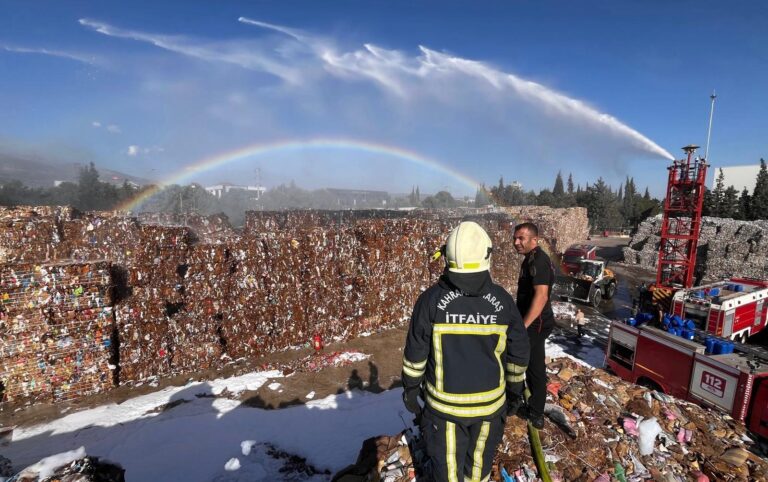 Kahramanmaraş’ta kağıt fabrikasında yangın