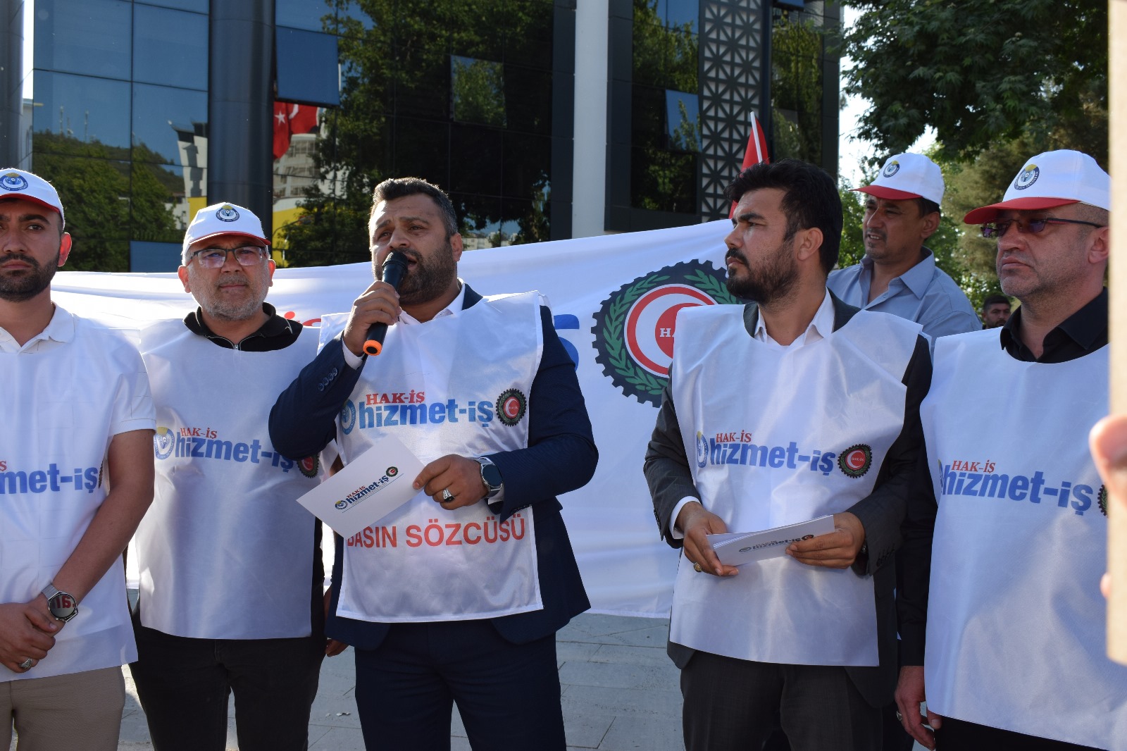 DAĞ; “EMEKÇİLERİN MAAŞINI KESEN, SENDİKAL HAKLARI EZEN BU ZULME SON VERİN!”